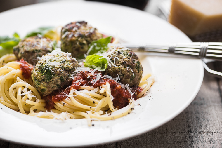 alb&oacute;ndigas de res con calabac&iacute;n y pasta marinara
