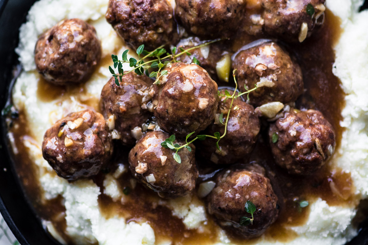 Alb&oacute;ndigas de filete de Salisbury con salsa de ajo