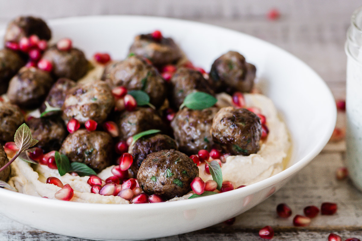 alb&oacute;ndigas de cordero especiadas con hummus