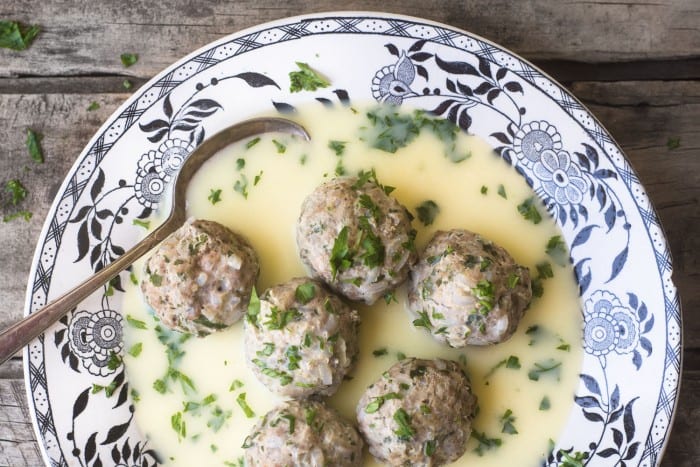 Alb&oacute;ndigas griegas en una lujosa salsa de lim&oacute;n picante