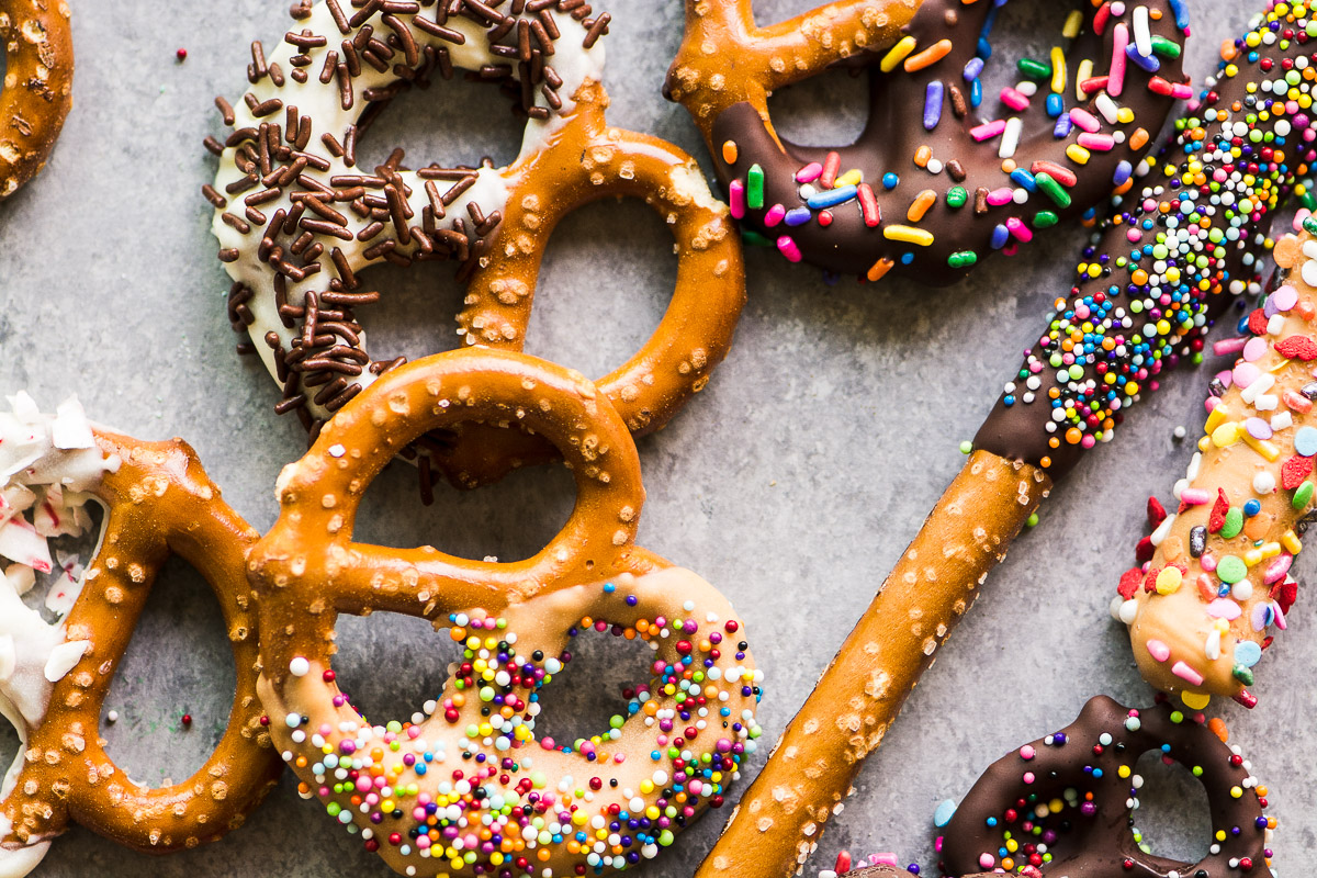 Pretzels bañados en chocolate con chispas