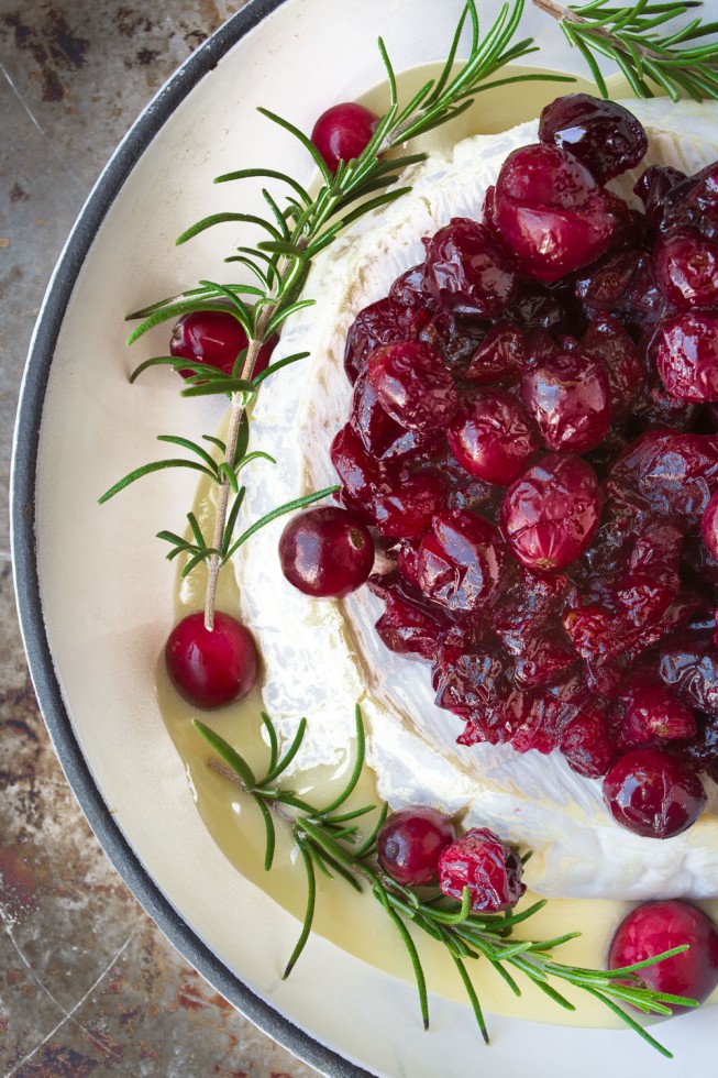 Un aperitivo navide&ntilde;o f&aacute;cil, Brie horneado con ar&aacute;ndanos tostados