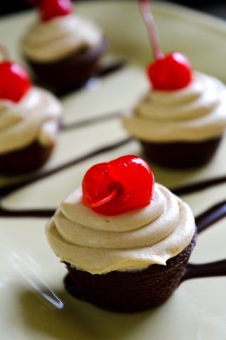 Brownies de chocolate dobles de Bailey con mordeduras de crema de mantequilla de Bailey
