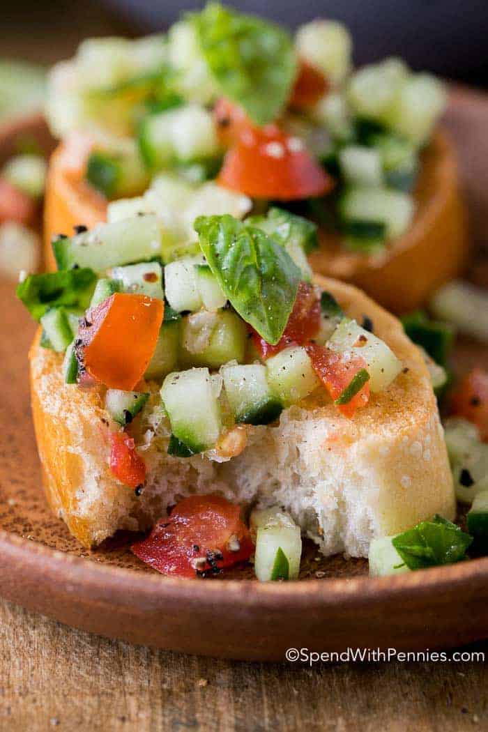 &iexcl;Bruschetta de pepino es un giro divertido de un favorito tradicional! Los pepinos frescos y crujientes mezclados con jugosos tomates y una combinaci&oacute;n de ajo, albahaca y aceite de oliva son el adorno perfecto para una crujiente baguette tostada con ajo. Esta receta r&aacute;pida y f&aacute;cil es perfecta como guarnici&oacute;n, aperitivo o simplemente como aperitivo.