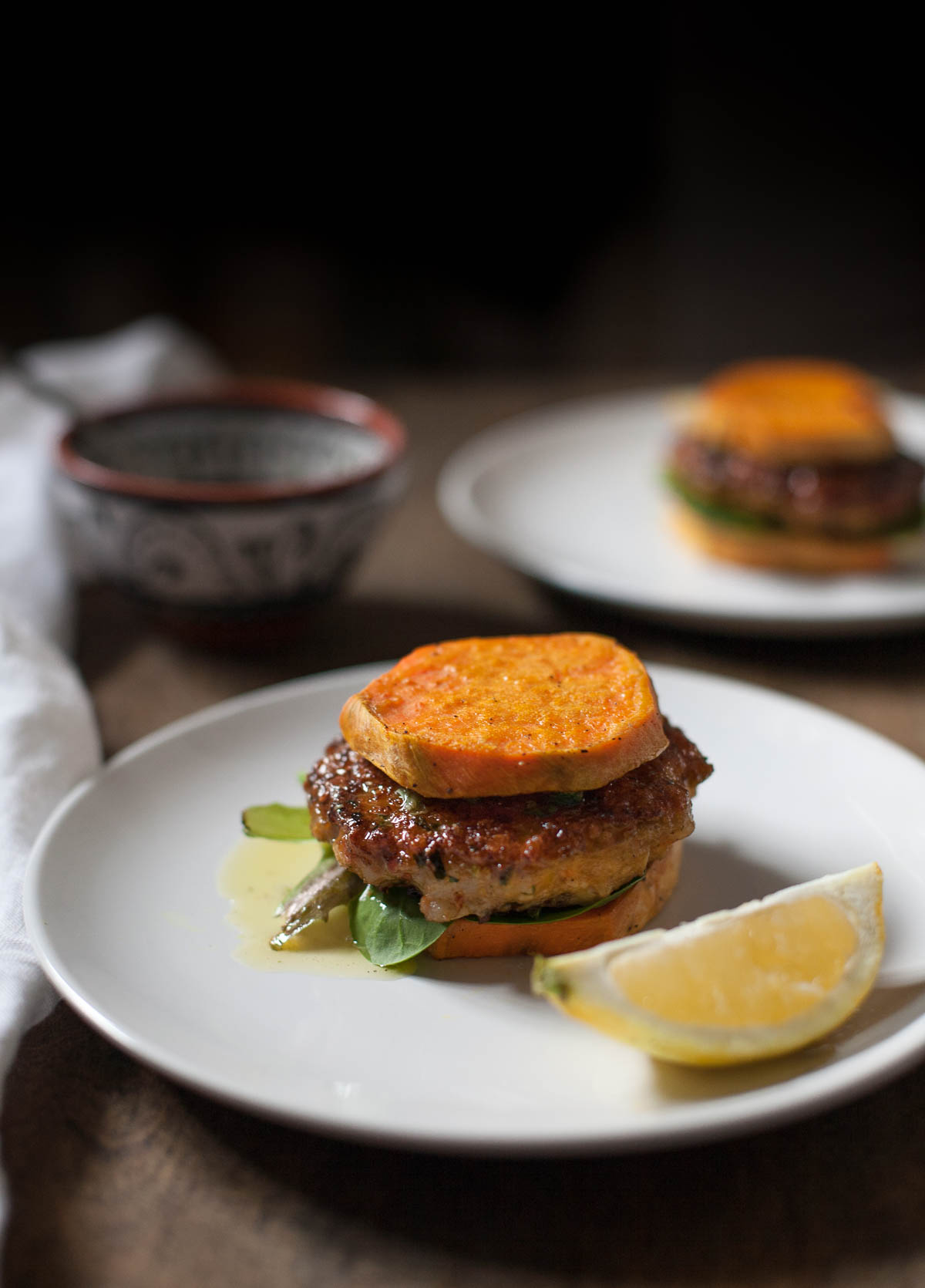 Hamburguesas de camarones con salsa de limón y alcaparras