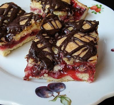 Cuadrados de pastel de cereza