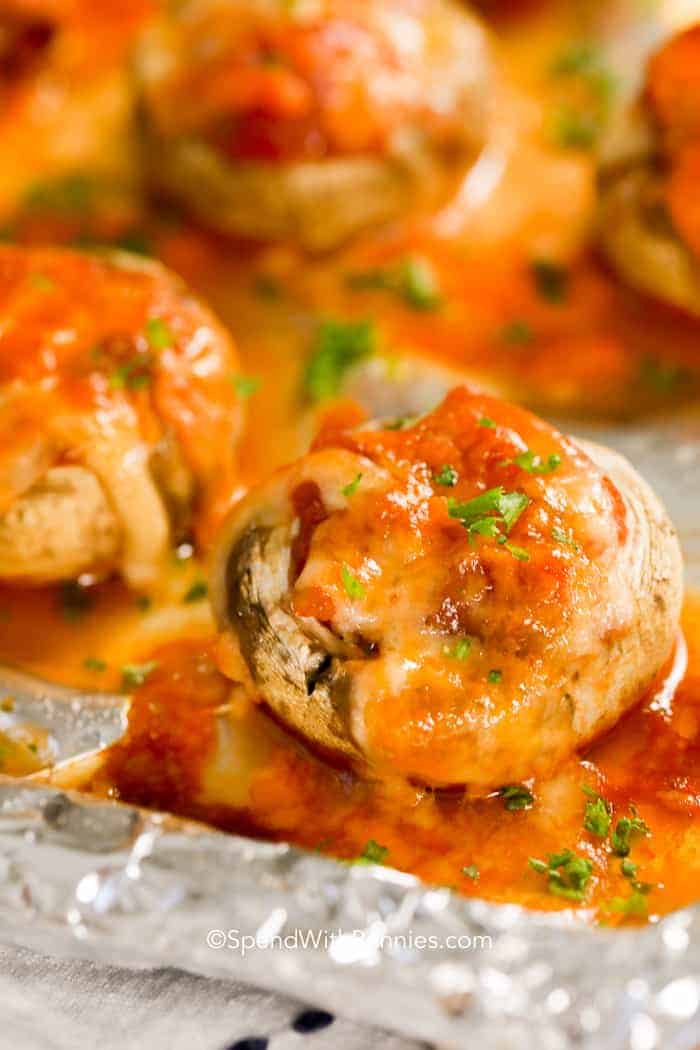 Champiñones rellenos con queso derretido en una sartén