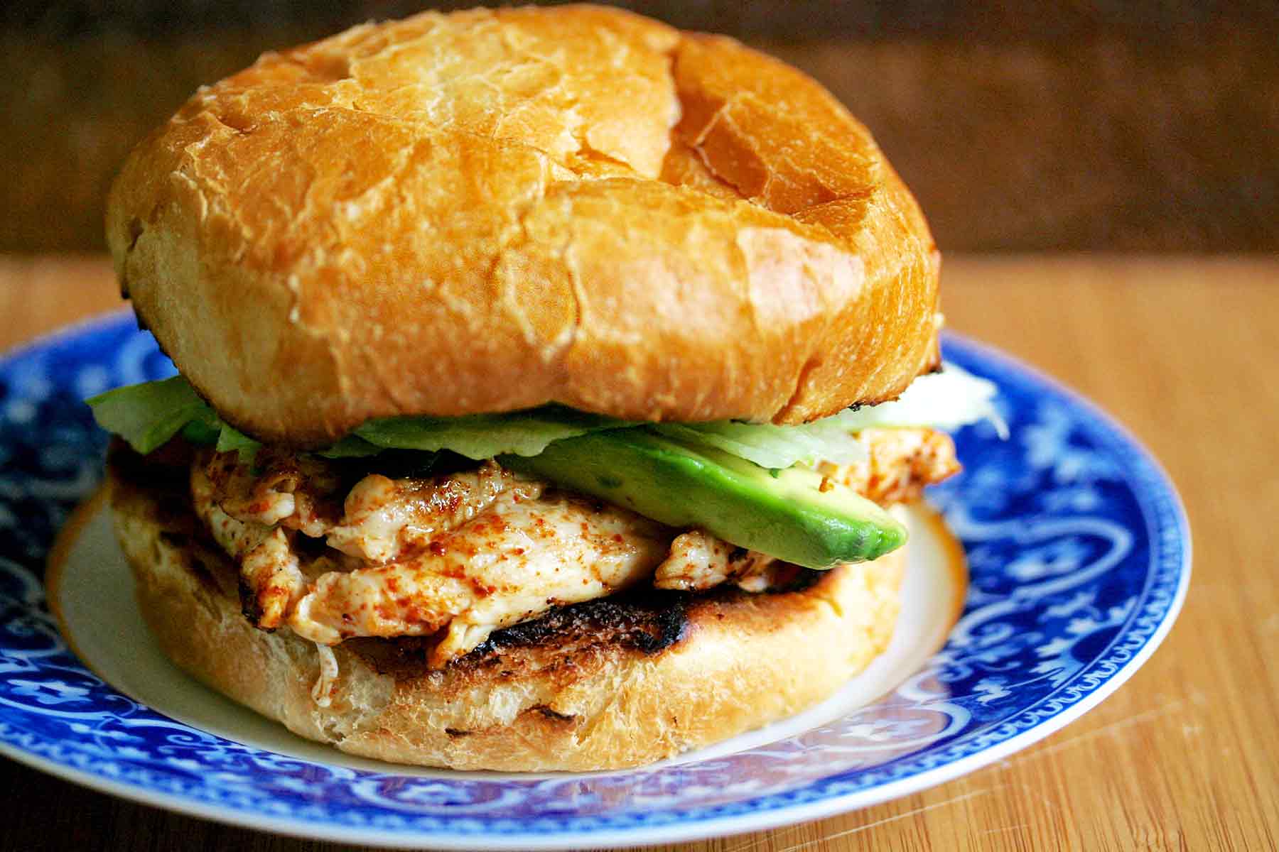 Pollo a la Parrilla Chipotle con Sandwich de Aguacate