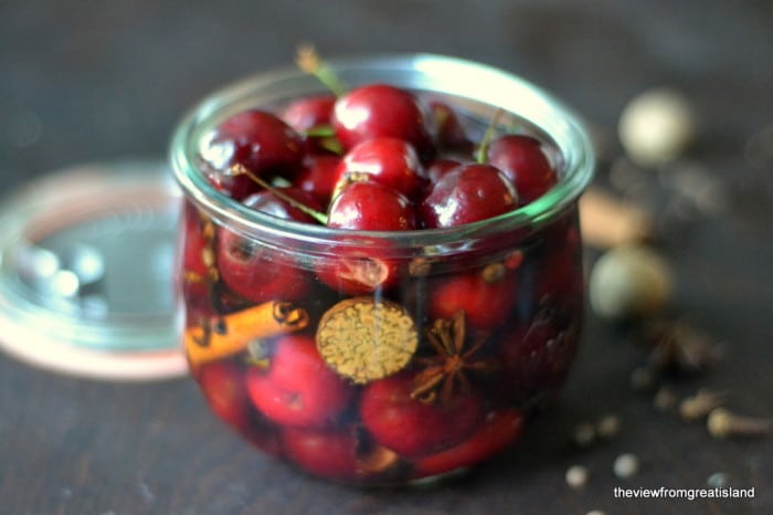 cerezas de c&oacute;ctel especiadas en un frasco de vidrio