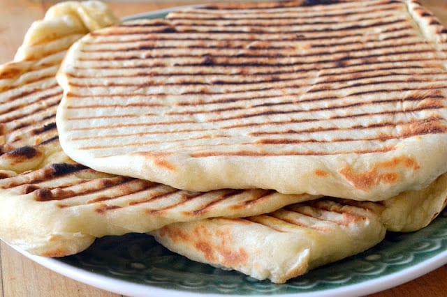C&oacute;mo hacer pan laffa ~ &iexcl;un pan plano de Oriente Medio f&aacute;cil que puedes hacer en casa! ~ theviewfromgreatisland.com