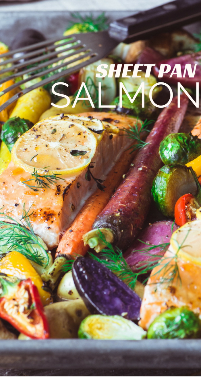 Esta bandeja de salm&oacute;n r&aacute;pida y f&aacute;cil con vegetales caramelizados es una cena simple y saludable que obtendr&aacute; oohs y aahs de todos en su mesa. #sheetpandinner #salmon #fish #healthydinner #easysalmon #salmonrecipe #onepotmeal #glutenfree @ whole30 #paleo #rainbow #roastedvegetables #roastedsalmon