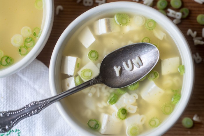 Una receta r&aacute;pida y saludable de sopa de alfabeto Miso