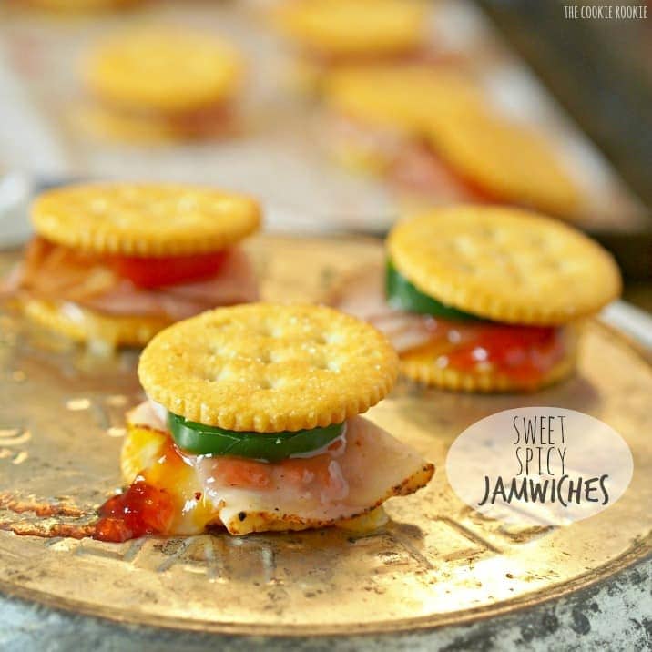 Jamwiches dulces y picantes! El aperitivo perfecto para las vacaciones. Peque&ntilde;os s&aacute;ndwiches divertidos hechos con galletas Ritz. &iexcl;Muy divertido y f&aacute;cil! El
