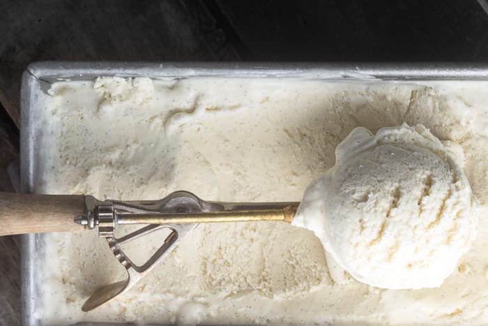 &iexcl;No Churn Vanilla Bean Ice Cream es r&aacute;pido y f&aacute;cil y est&aacute; lleno de intenso sabor a vainilla! El
