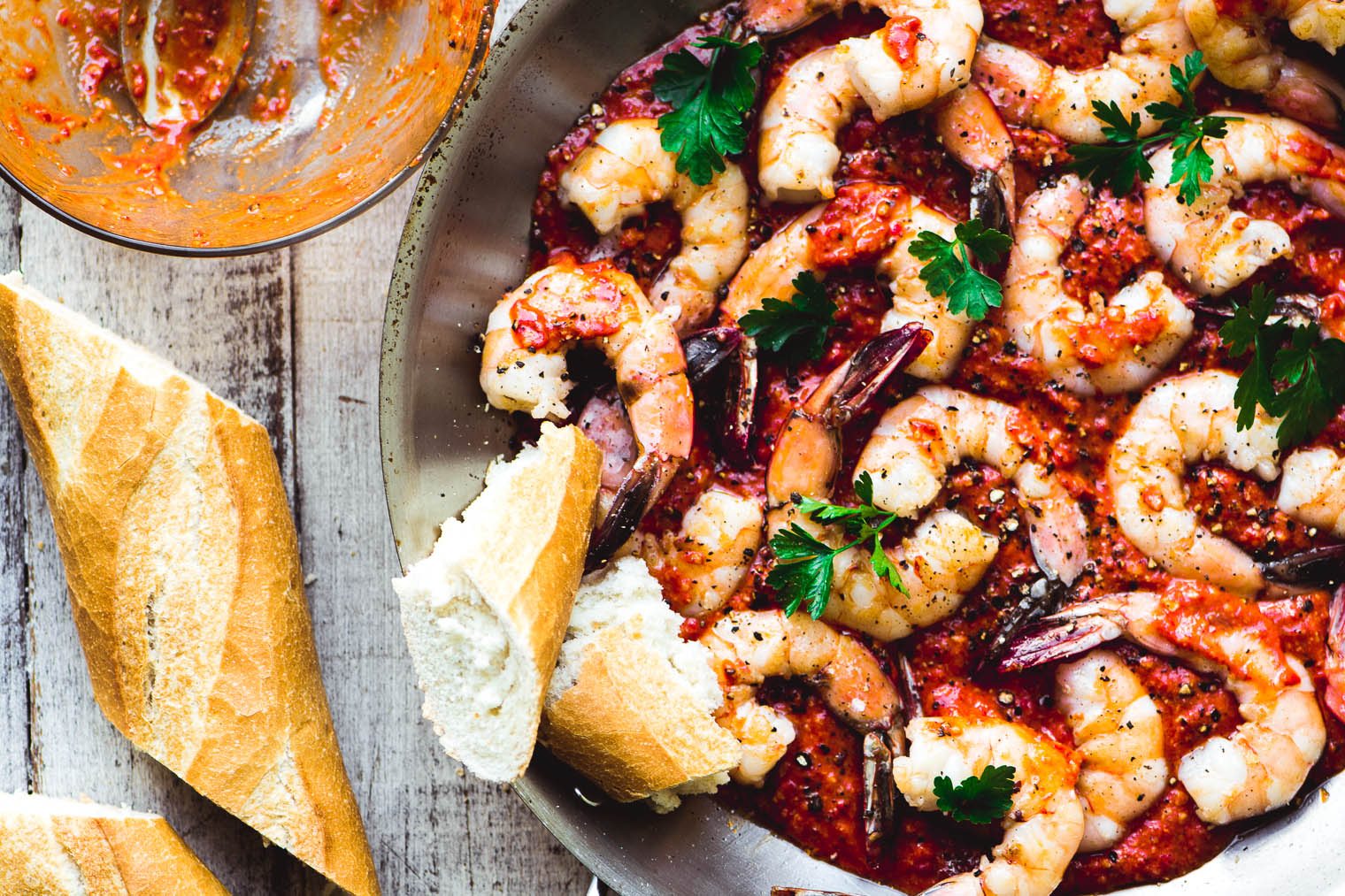Salsa de camarones y romesco en sart&eacute;n
