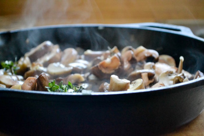 salteado de hongos para muslos de pollo Marsala