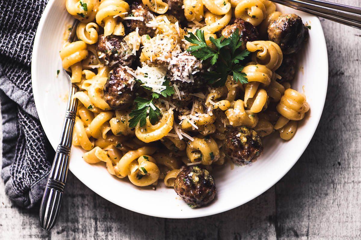 Fotograf&iacute;a de arriba de un plato de Easy Sausage Carbonara de Jamie Oliver con tenedor y servilleta