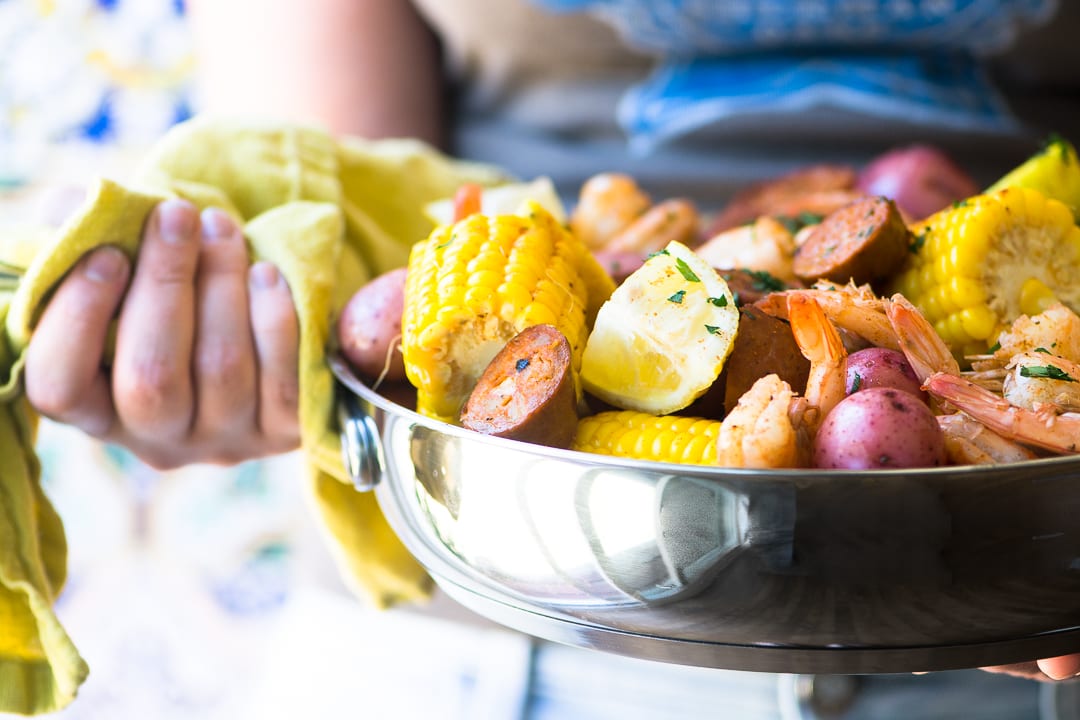 Low Country Shrimp Boil ~ esta ic&oacute;nica fiesta sure&ntilde;a es la mejor comida en una olla ~ Las cebollas, papas, ma&iacute;z, salchichas Andouille y camarones Vidalia se colocan en capas en una olla grande con especias Cajun ~ &iexcl;solo agrega amigos y mucha cerveza helada!