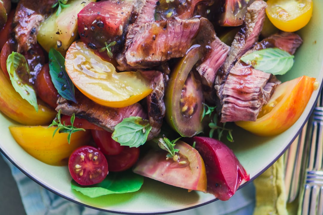 Ensalada de filete y tomate con A.1. Vinagreta