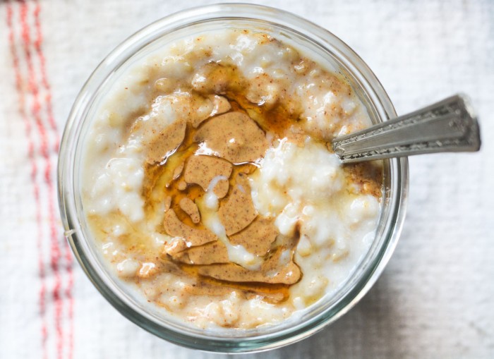 avena cocida a fuego lento con mantequilla de almendras y miel