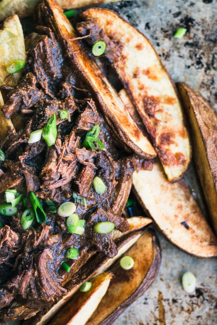 Patatas Fritas Cortas ~ papas fritas horneadas de corte grueso rematadas con costillas estofadas en una rica salsa de vino ~ theviewfromgreatisland.com