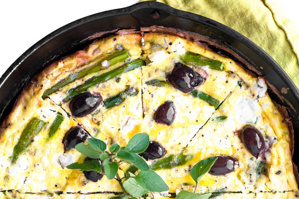 Frittata de queso de cabra y esp&aacute;rragos
