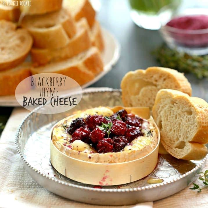 Queso horneado de tomillo y mora! Hacer con Camembert y Brie, hecho con moras tostadas. &iexcl;Un hermoso y delicioso aperitivo o maridaje de vinos! El