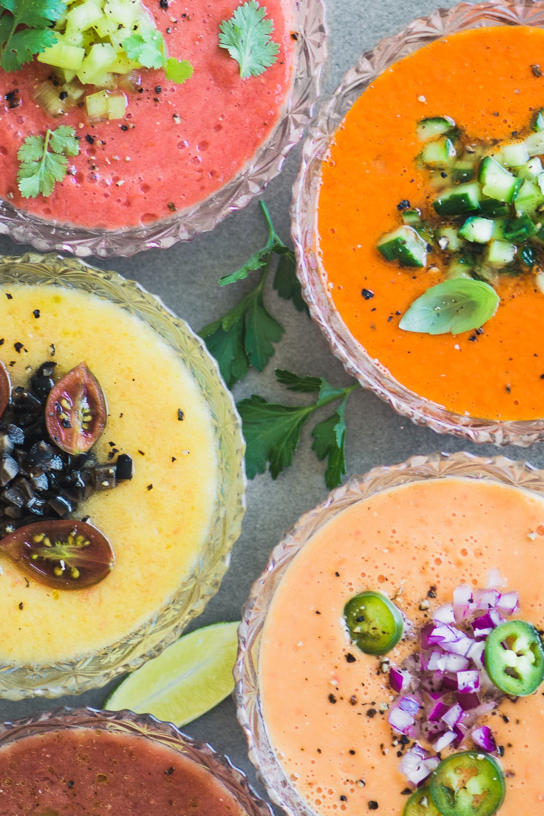 Hoy estoy haciendo Gazpacho de Tomate Heirloom ~ Espero hacer esta sopa cruda fr&iacute;a de Espa&ntilde;a todos los veranos, y este a&ntilde;o la he cambiado con unos magn&iacute;ficos tomates multicolores de la herencia. Si te encantan los tomates, te encanta comer sano o simplemente te encanta sorprender a tus amigos y familiares, &iexcl;definitivamente te encantar&aacute; esta receta!
