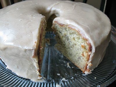 Gâteau Bundt à la banane et à la crème avec glaçage au beurre brun