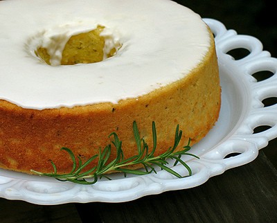Gâteau au citron, huile d'olive et romarin