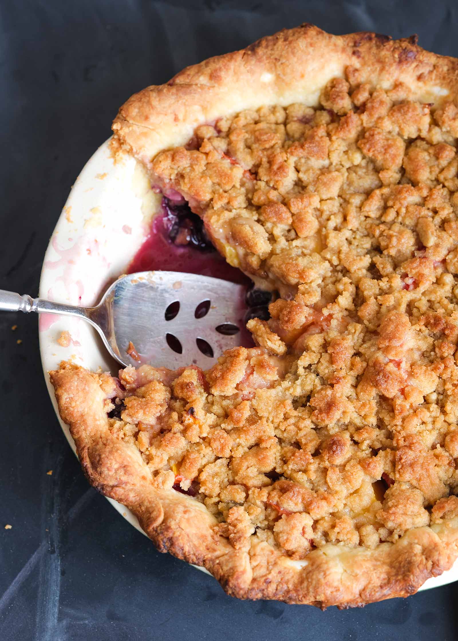 Gâteau aux miettes de bleuets et de pêches