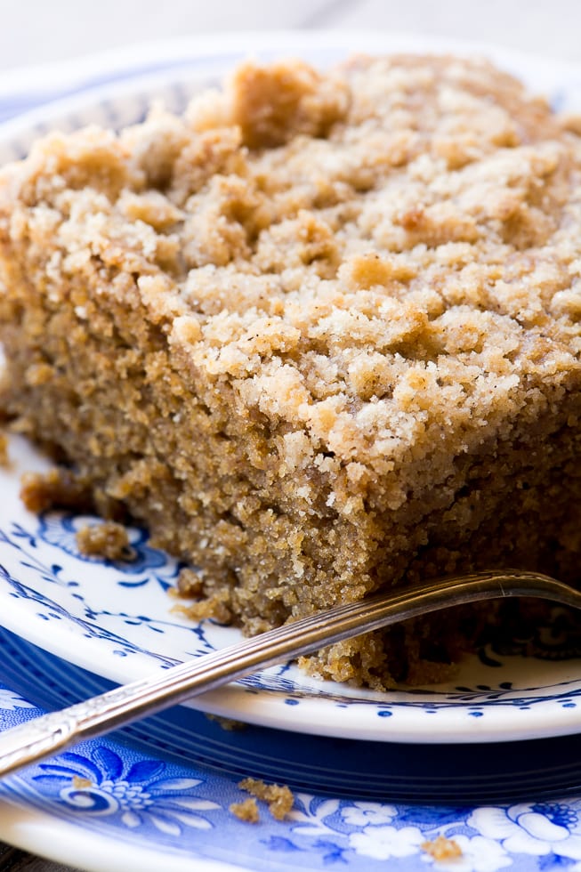 Gingerbread Crumb Cake es un pastel de café húmedo hecho con muchas especias de otoño y ricas melazas