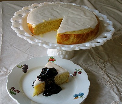 Pastel de harina de maíz con limón y salsa de arándanos