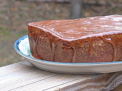 Gâteau éponge au cidre de pomme avec glaçage au caramel