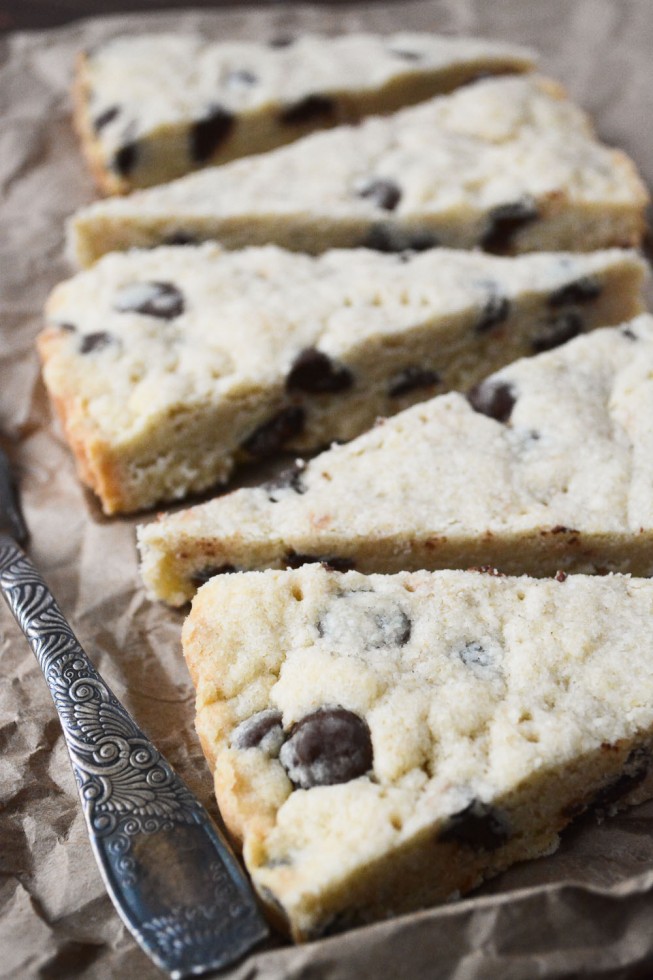 rebanadas de galletas de mantequilla con chispas de chocolate