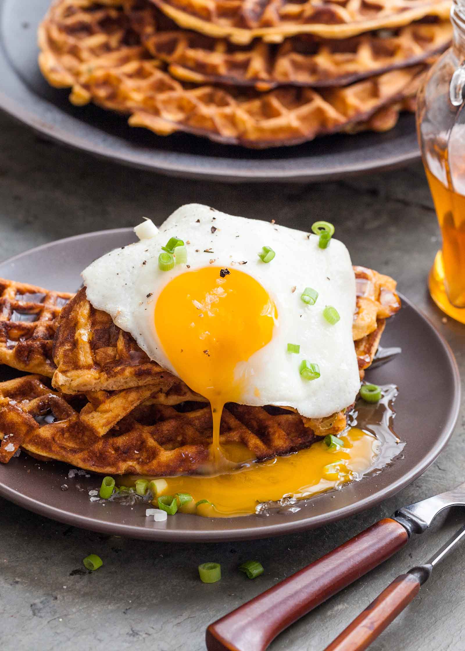 Gaufres à la patate douce avec bacon, oignons verts et œufs frits