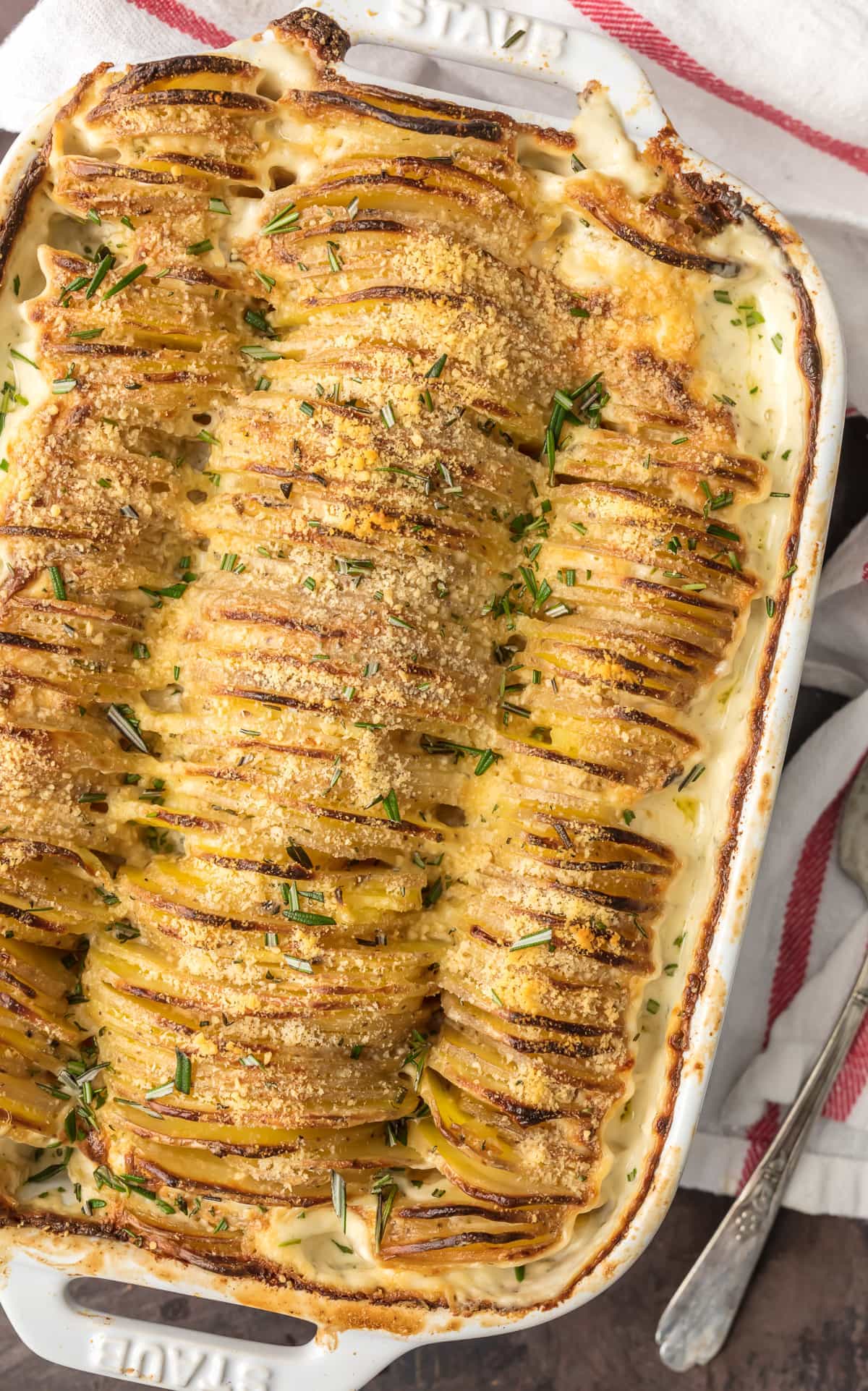 Receta cremosa de papas gratinadas, cortadas como papas hasselback