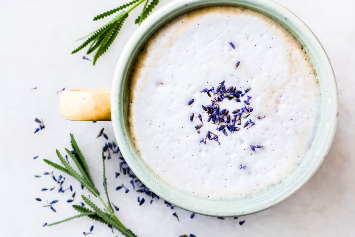 Latte de vainilla y lavanda con lavanda fresca