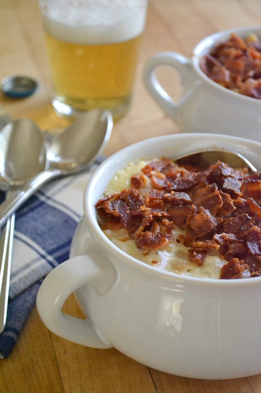 Macon con corteza de tocino y queso en tazones blancos con cerveza