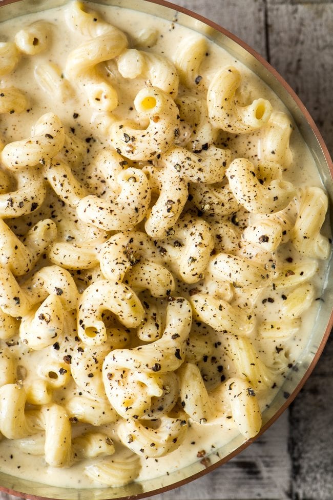 Cacio e Pepe Macarrones con queso listos para hornear.
