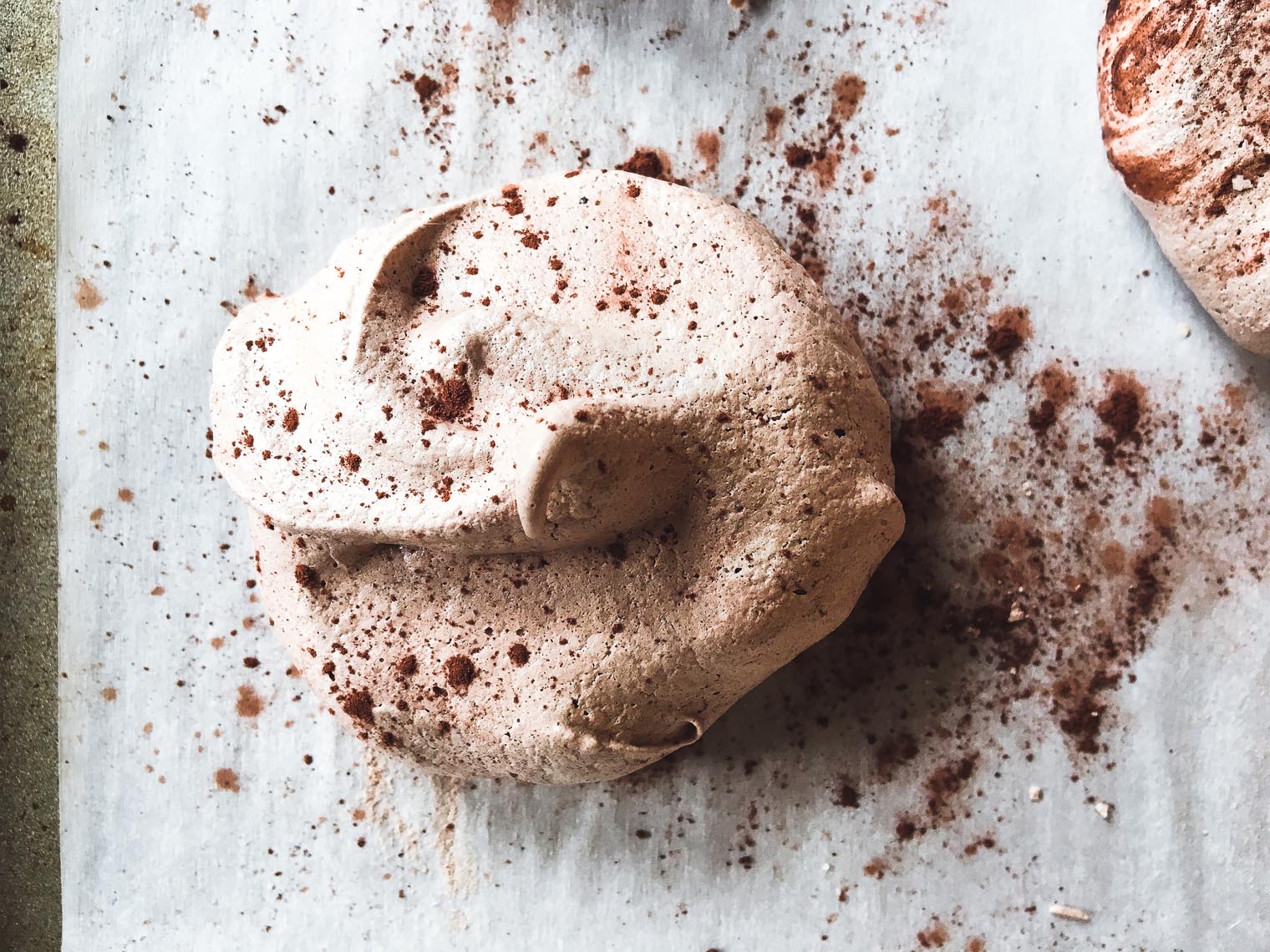 merengues de cacao f&aacute;ciles espolvoreados con cacao en polvo