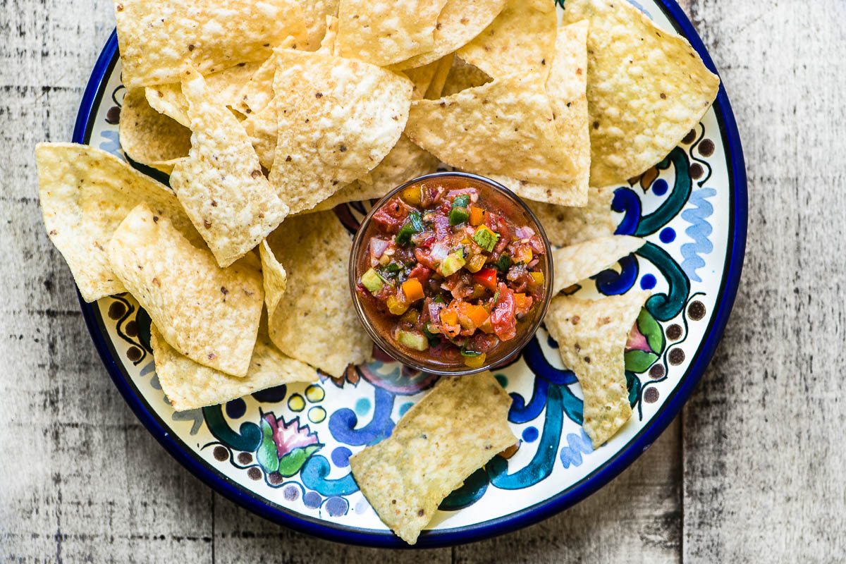 Un plato de mejor que el restaurante Salsa y papas fritas