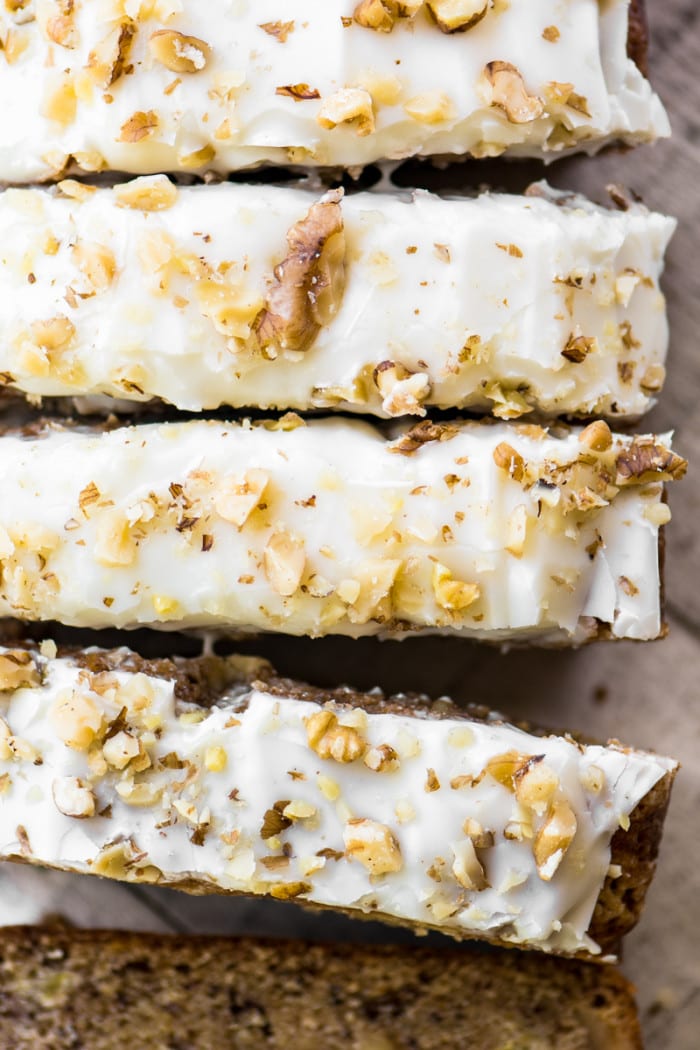 Mejor que el pan de pl&aacute;tano y nuez de Starbucks con glaseado de queso crema ~ &iexcl;este pan r&aacute;pido h&uacute;medo y tierno supera la versi&oacute;n de la cafeter&iacute;a por una milla! ~ theviewfromgreatisland.com