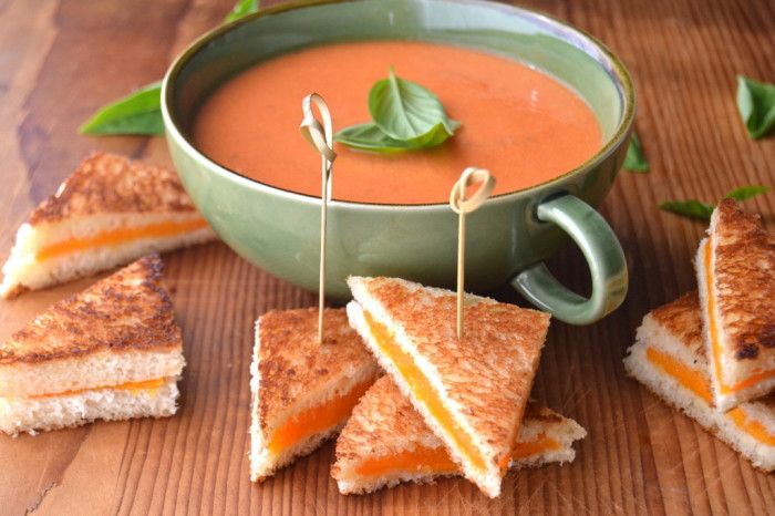Mini-bouchées de fromage grillé avec sauce tomate