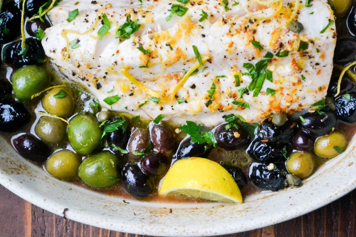 Bacalao al horno saludable con lim&oacute;n y aceitunas