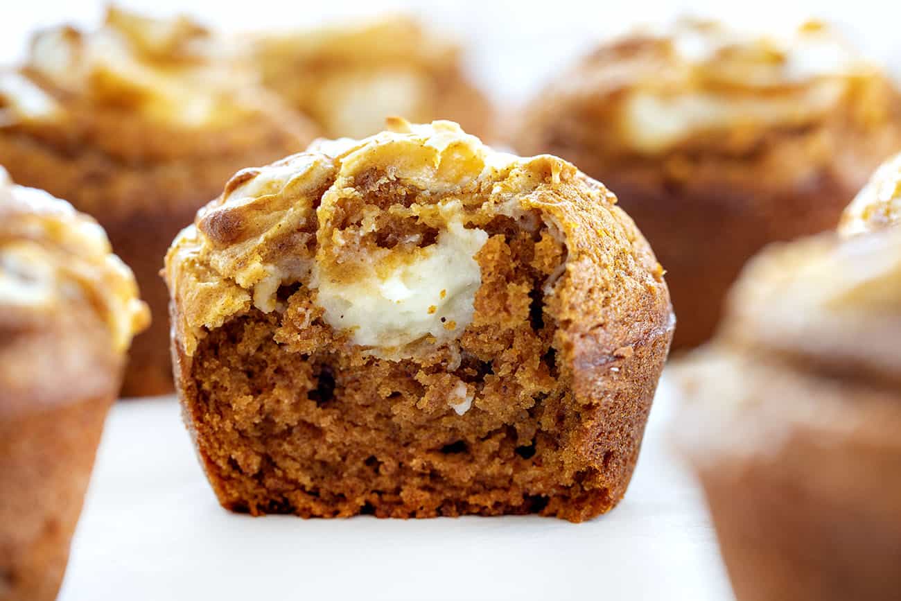 Mordi&oacute; el muffin de remolino de queso crema y calabaza