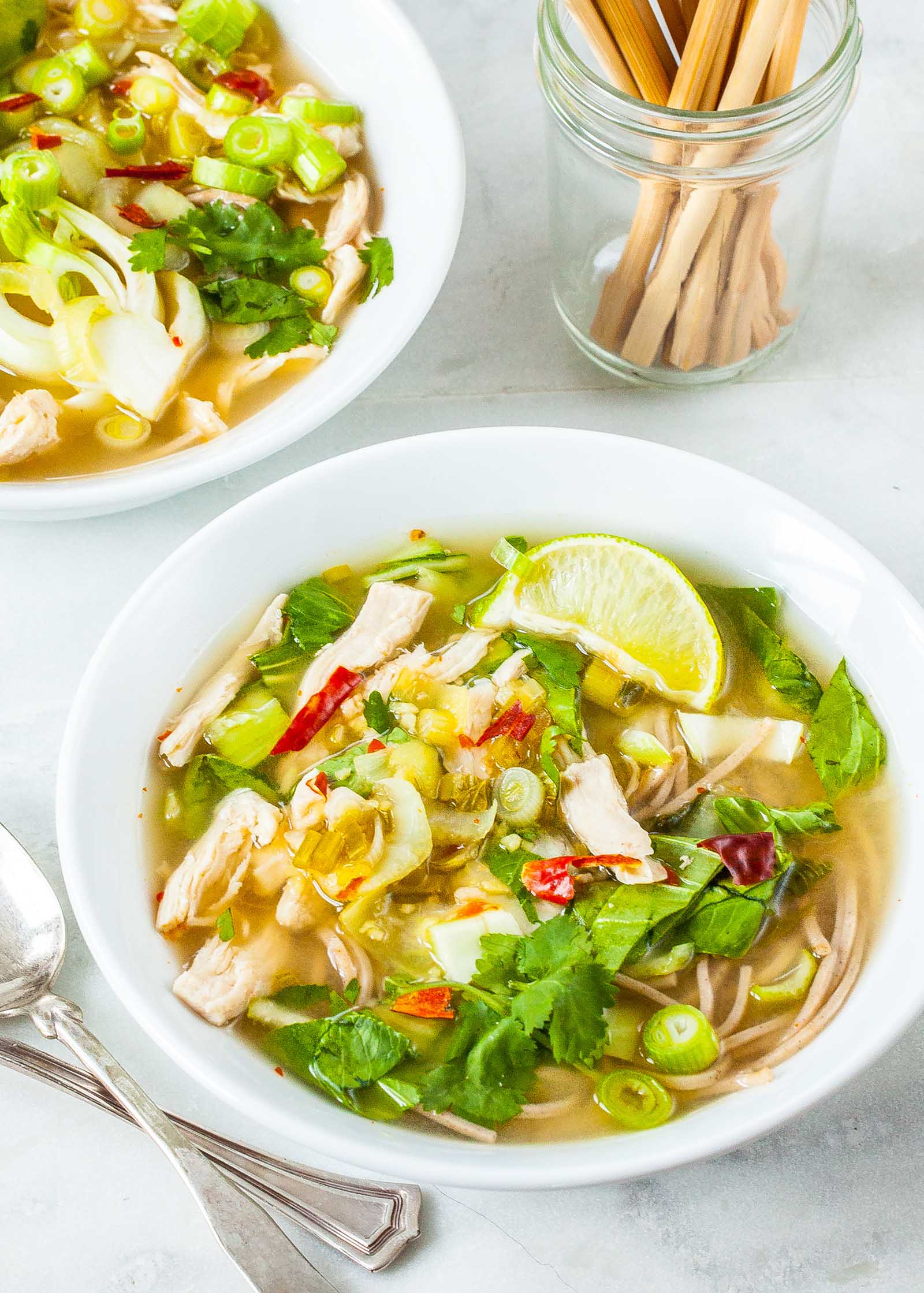 Soupe de nouilles soba au poulet et bok choy