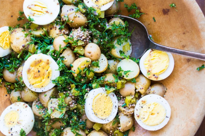 La nueva ensalada de papa y huevo es el acompa&ntilde;amiento perfecto para tantas comidas de verano.