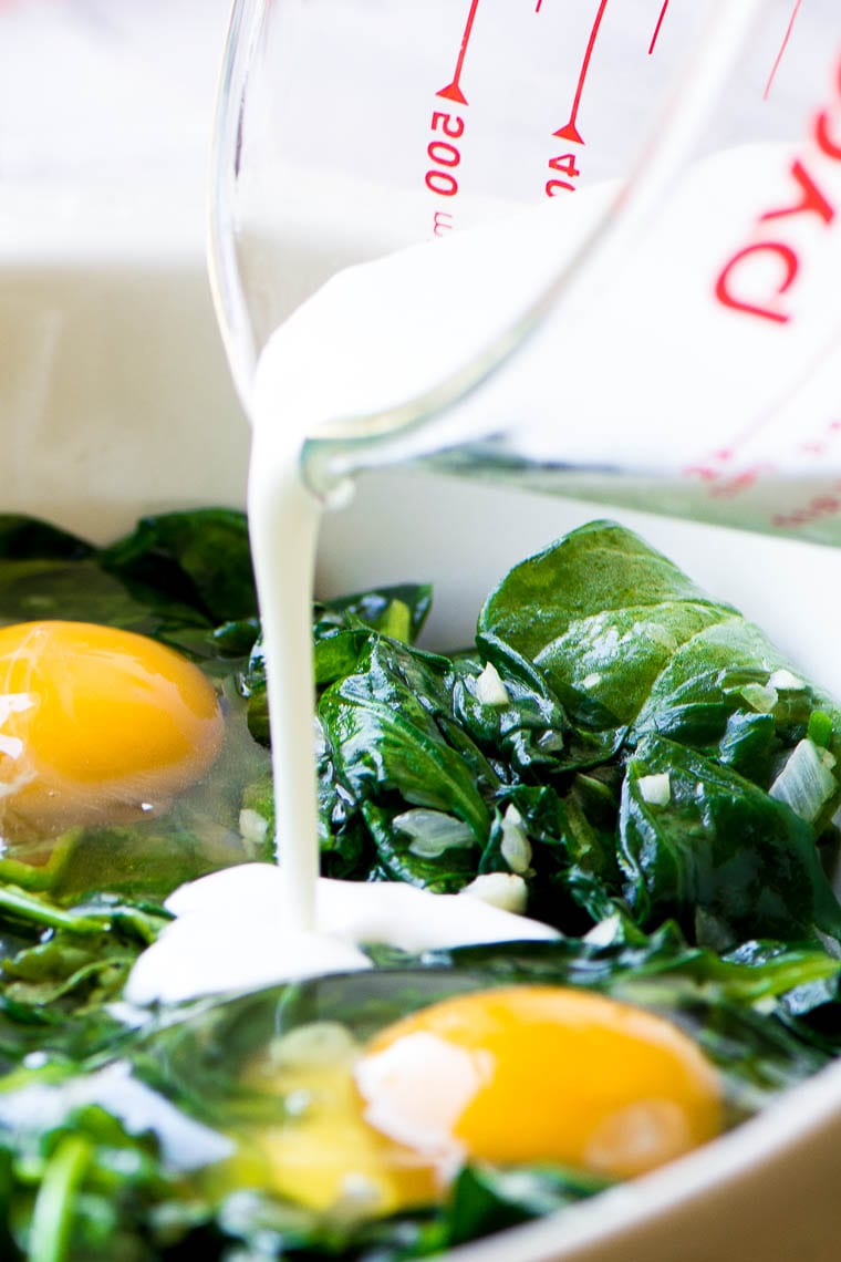 Agregar crema a los huevos al horno florentinos