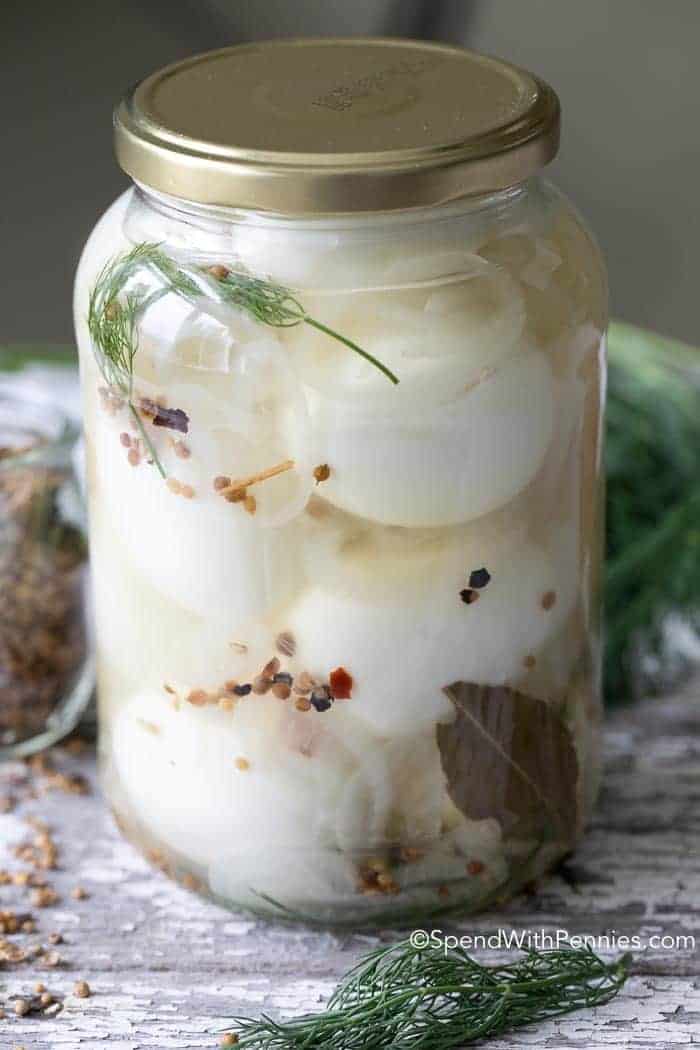 &iexcl;Estos huevos en escabeche f&aacute;ciles son una merienda deliciosa y saludable que todos disfrutar&aacute;n! Sin necesidad de enlatar, esta receta contiene la combinaci&oacute;n perfecta de dulce, agrio y salado. &iexcl;Estos huevos en escabeche son el bocadillo perfecto para llevar o un delicioso relleno de s&aacute;ndwich!